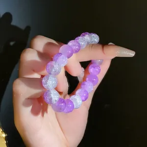 Primo piano dettagliato della trama di un bracciale in vetro craquelé viola
