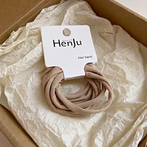 Élastiques à cheveux minimalistes beige nude en tissu haute élasticité sur carte