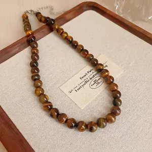 Elegante Retro-Tigerauge-Perlenkette mit warmen braunen Steinen im Maillard-Stil-Design.