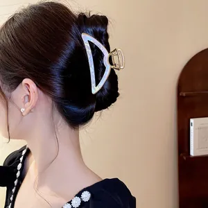 Pince à cheveux élégante en acétate nacré pour les coiffures relevées chic des femmes
