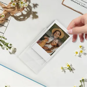 Minimalistischer transparenter 3-Zoll Polaroid-Fotorahmen zum Aufstellen auf dem Tisch