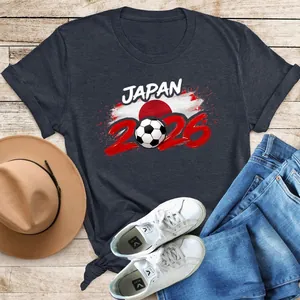 T-shirt bleu marine imprimé football Japon 2026 présenté avec jean et baskets