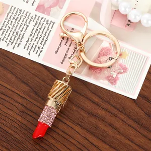 Portachiavi a forma di rossetto dorato alla moda con strass e punta rossa per borse