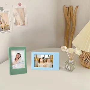 Detailansicht der Morandi Mini 3-Zoll Fotorahmen als kreative Schreibtischdekoration.