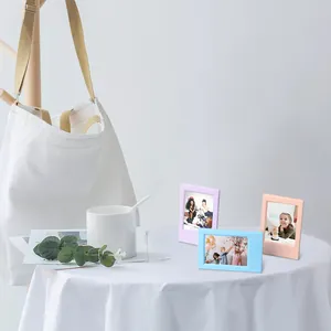 Mini 3-Zoll-Fotorahmen in Morandi-Farben auf einem weißen Tisch in Wohnumgebung