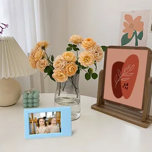 Mini 3-Zoll Morandi blauer vertikaler Bilderrahmen auf einem modernen Schreibtisch.