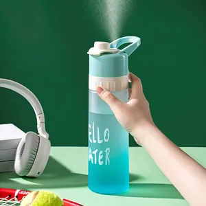 Portable gradient sports mist water bottle for rapid cooling during outdoor activities