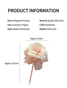 Detailansicht eines handgefertigten Rosen-Kugelschreibers mit Seidenblüten und Schleife