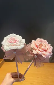 Detailansicht kreativer Rosenblüten-Kugelschreiber mit Netzschleife und Perlenverzierungen