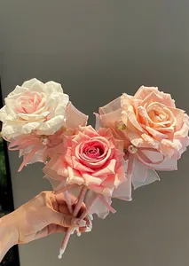 Elegante Detailansicht von drei künstlichen Rosen-Kugelschreibern mit Schleifen und Perlenverzierung
