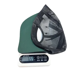 Dettaglio del peso di un cappello trucker a 7 pannelli su una bilancia digitale, 72,2g.