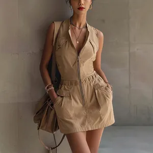 Mini abito utility kaki senza maniche con cerniera frontale e tasche cargo da donna.