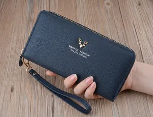 Dettaglio di un portafoglio lungo da donna blu navy con logo a cervo d'oro