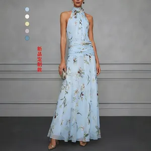 Dettaglio di un elegante abito lungo floreale azzurro con vita a pieghe per donna