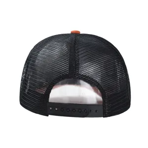 Vista posteriore di un cappello trucker in rete nera con bottone arancione regolabile