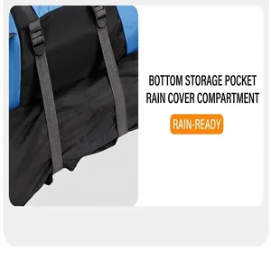 Detaillierte Ansicht des unteren Regenschutzfachs an einem blauen Wanderrucksack