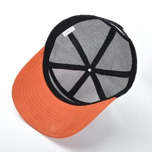Vista interna del cappello trucker in rete arancione e nero traspirante regolabile