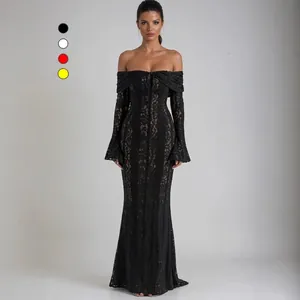 Elegante abito da sera a sirena in pizzo nero con spalle scoperte e maniche lunghe svasate