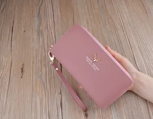 Elegante portafoglio lungo da donna in pelle rosa con doppia cerniera e cervo dorato.