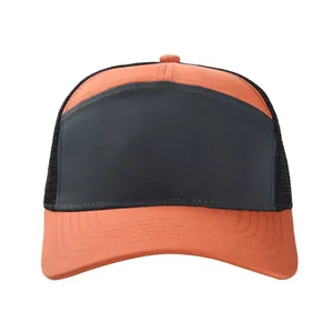 Cappellino trucker traspirante a 7 pannelli con design a contrasto arancione e grigio scuro