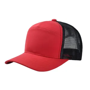 Primo piano di un cappello trucker a 7 pannelli rosso e nero traspirante per la protezione solare