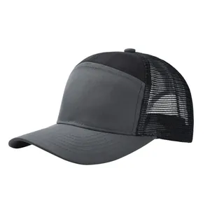 Dettaglio di un cappello trucker a 7 pannelli con mesh traspirante in nero e grigio scuro
