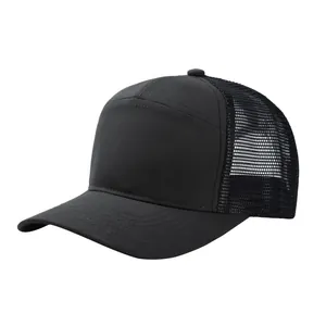 Vista dettagliata della struttura a 7 pannelli di questo cappello trucker in mesh nero