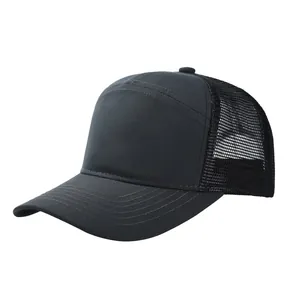 Vista dettagliata di un cappello trucker nero a 7 pannelli con design traspirante