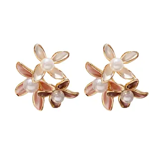 Elegant floral earrings with 18K gold plating and imitation pearls in vintage style