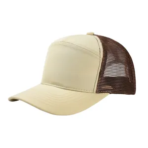 Vista laterale dettagliata di un cappello trucker a 7 pannelli in kaki e marrone scuro.
