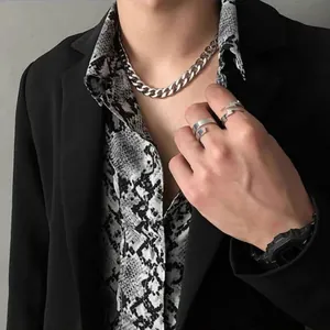 Collier chaîne à maillons en acier inoxydable style hip-hop porté avec costume