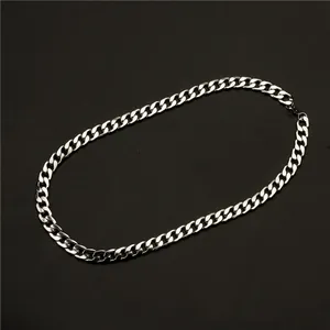 Vue détaillée du collier à maillons cubains NK en acier au titane argenté style hip-hop