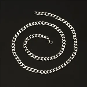 Gros plan d'un collier à mailles gourmettes en acier inoxydable poli en spirale