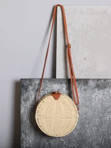 Sac à bandoulière rond en paille tissée avec bandoulière en cuir pour la mode d'été