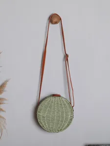 Sac à bandoulière rond en paille tressée pour femme, parfait pour les vacances d'été.