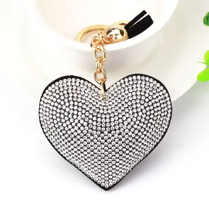 Elegante llavero de corazón con diamantes de imitación y una borla negra decorativa