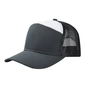 Vista dettagliata del cappello trucker a 7 pannelli grigio con rete traspirante