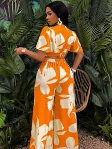 Ensemble deux pièces orange à imprimé tropical avec haut à volants et pantalon large