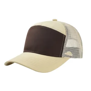 Vista dettagliata di un cappello trucker traspirante a 7 pannelli in marrone e beige