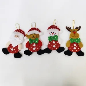 Set van 4 kerstboomornamenten van pluche: kerstman, beer, sneeuwpop en rendierpoppen