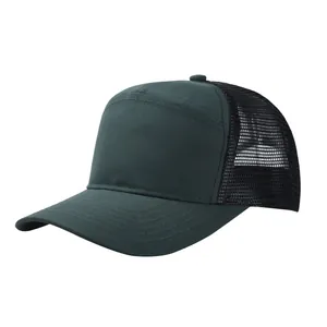 Dettaglio di un cappello trucker a 7 pannelli verde scuro con rete nera traspirante.