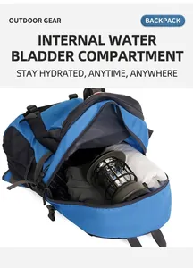 Detailansicht des Innenraums eines blauen 40L Wanderrucksacks mit Trinkblasenfach