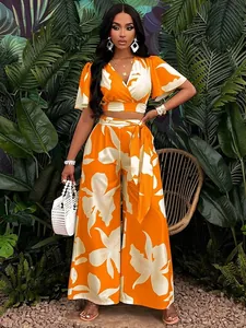 Ensemble haut court à manches papillon et pantalon large à imprimé tropical orange