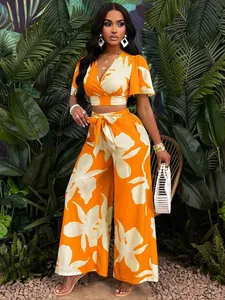 Ensemble deux pièces mode avec imprimé tropical, crop top manches papillon et pantalon large