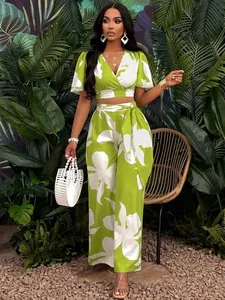 Ensemble deux pièces à imprimé floral tropical, haut à manches papillon et pantalon large