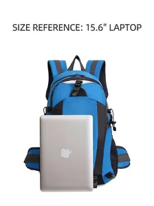 Blauer wasserdichter 40L Outdoor-Wanderrucksack im Größenvergleich mit Laptop