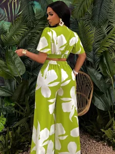 Ensemble deux pièces à imprimé tropical, haut à manches papillon et pantalon large.