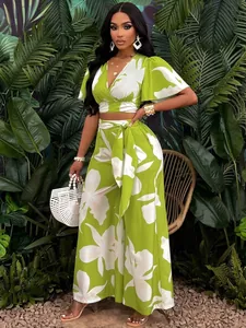 Ensemble deux pièces à imprimé tropical avec haut à manches papillon et pantalon large