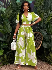 Ensemble deux pièces à imprimé tropical avec manches papillon et pantalon large.