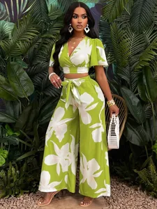 Ensemble deux pièces imprimé tropical avec haut manches papillon et pantalon large